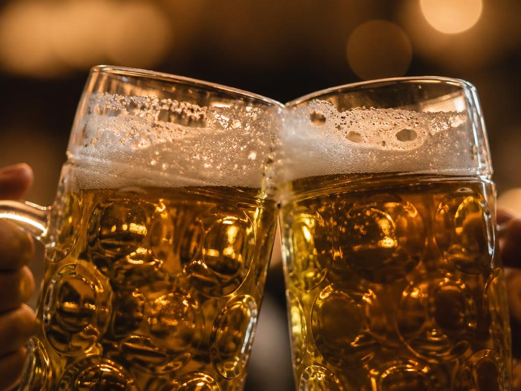 Hände beim Anstoßen mit Biergläsern, Detailaufnahme [BILD FOLGT]
